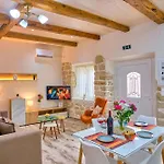 Estia House *