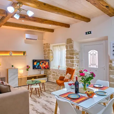 Estia House *