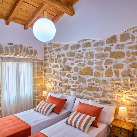 Estia House *