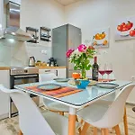 דירה Estia House